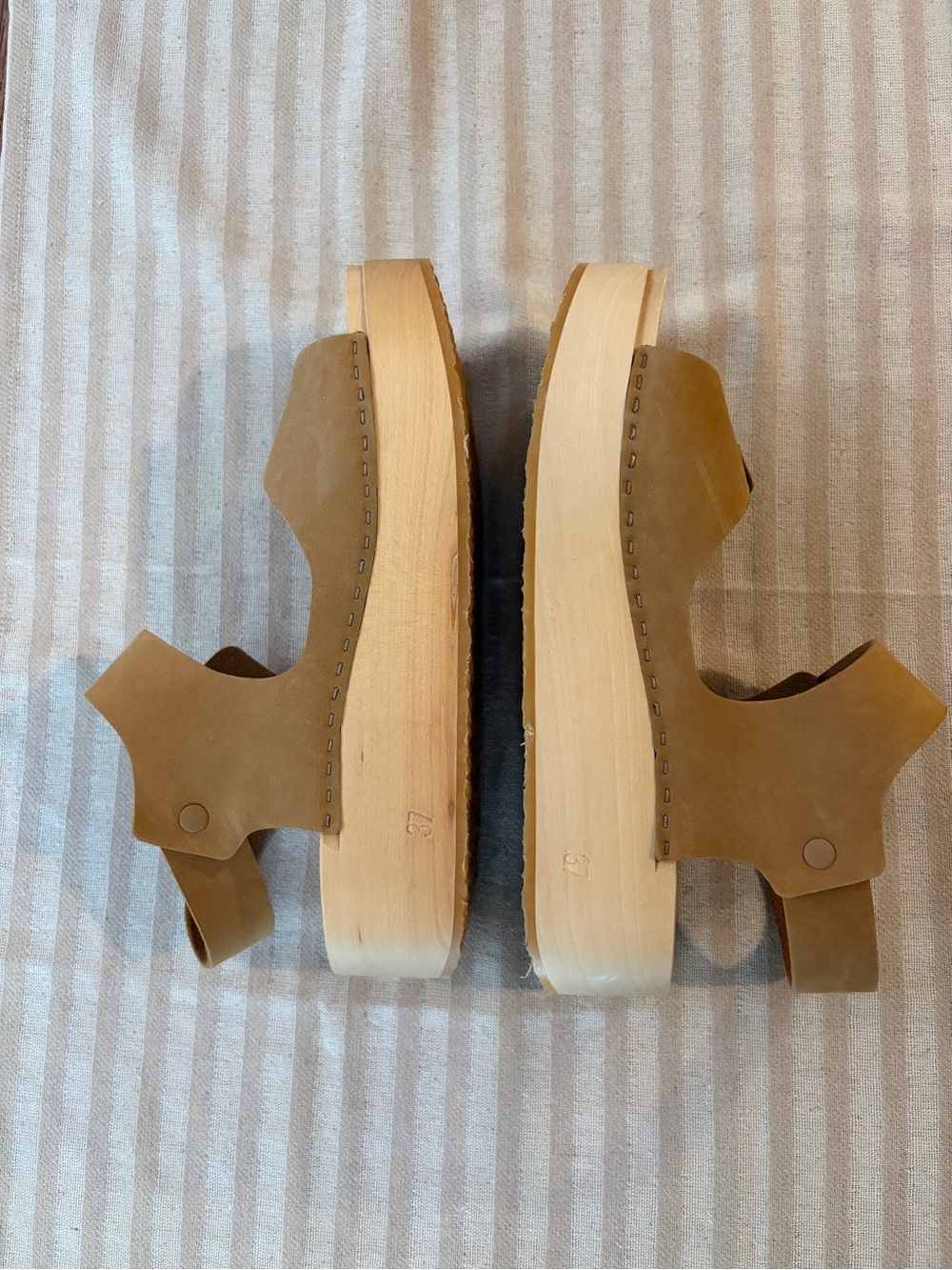 Bryr Clogs - Women’s Tan Platform Clog Sandals with Buckle Straps - Picture 2 of 3